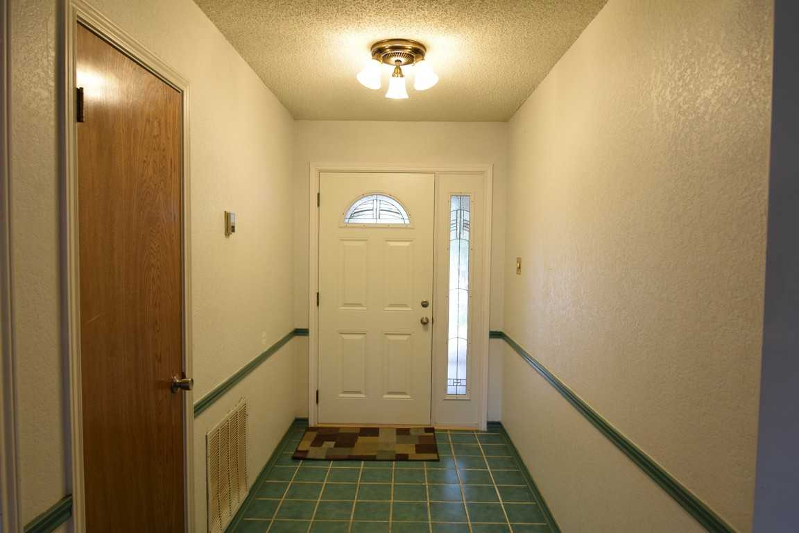 1708 Lynx Cir - Photo 3 of 13