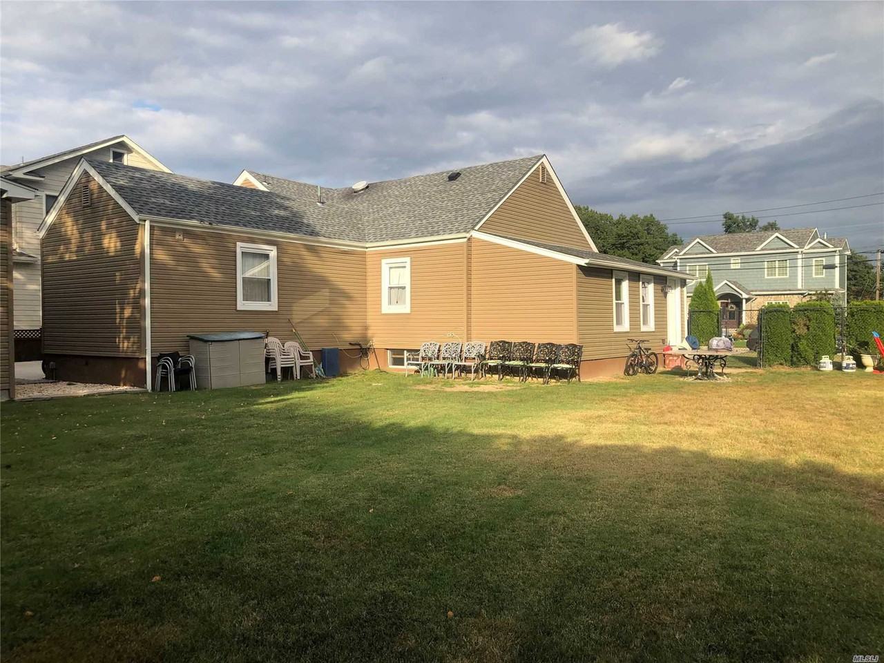 1596 Beech St - Photo 2 of 12