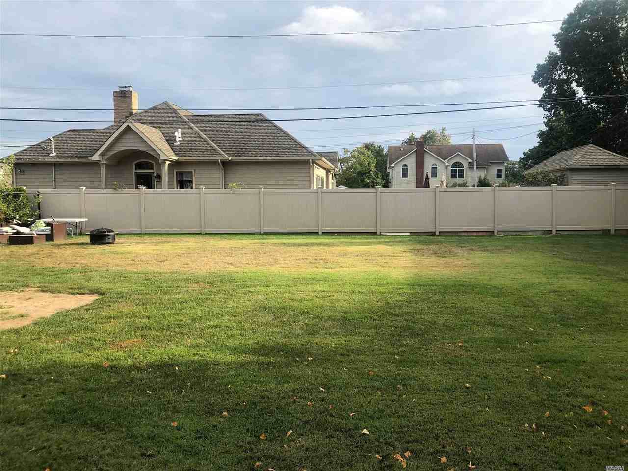 1596 Beech St - Photo 3 of 12