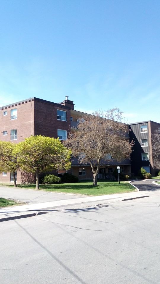 17 Eccleston Drive, Toronto, ON M4A 1K3 1 Bedroom Apartment for 1,550