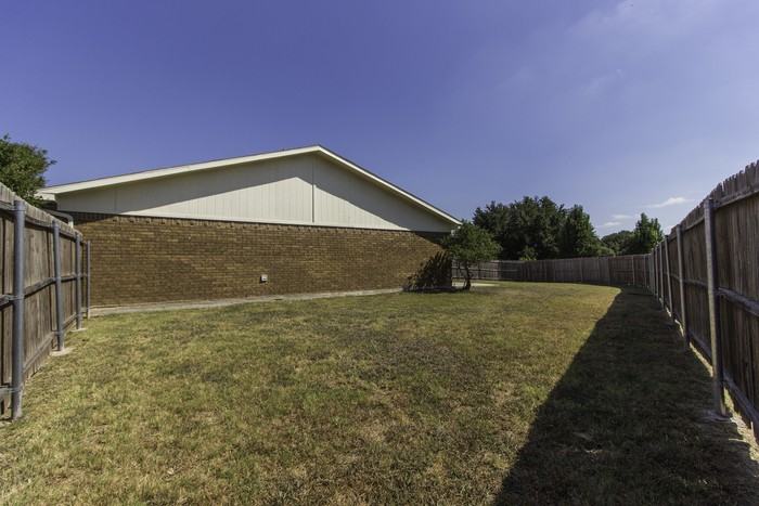 555 Havencrest Lane - Photo 3 of 10