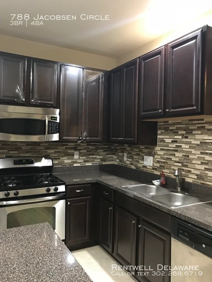 788 Jacobsen Circle - Photo 2 of 5