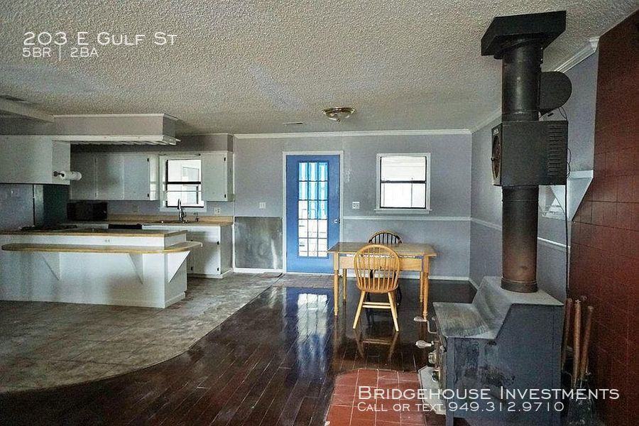 203 E Gulf St - Photo 3 of 24