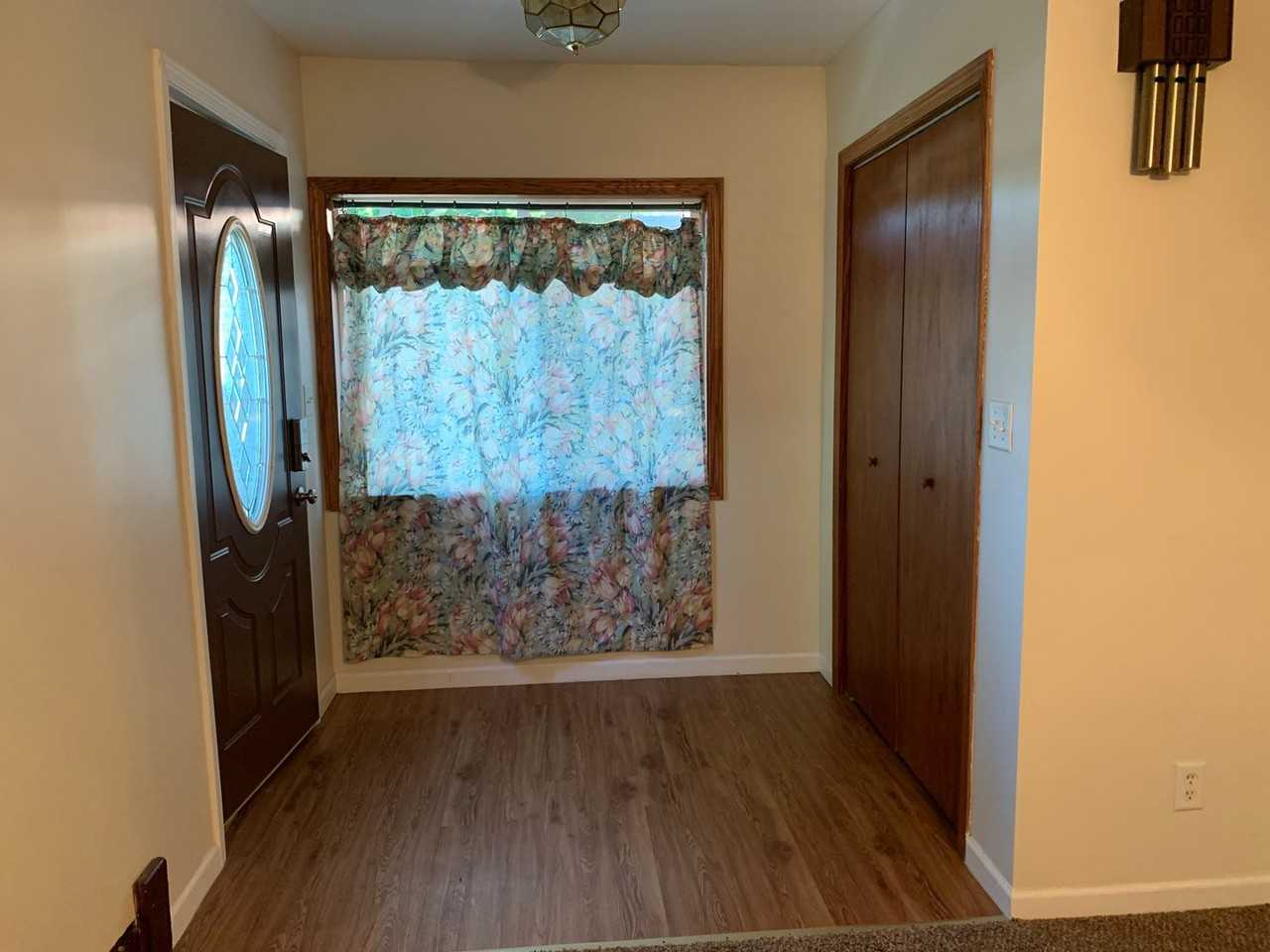 209 Oak St - Photo 2 of 11