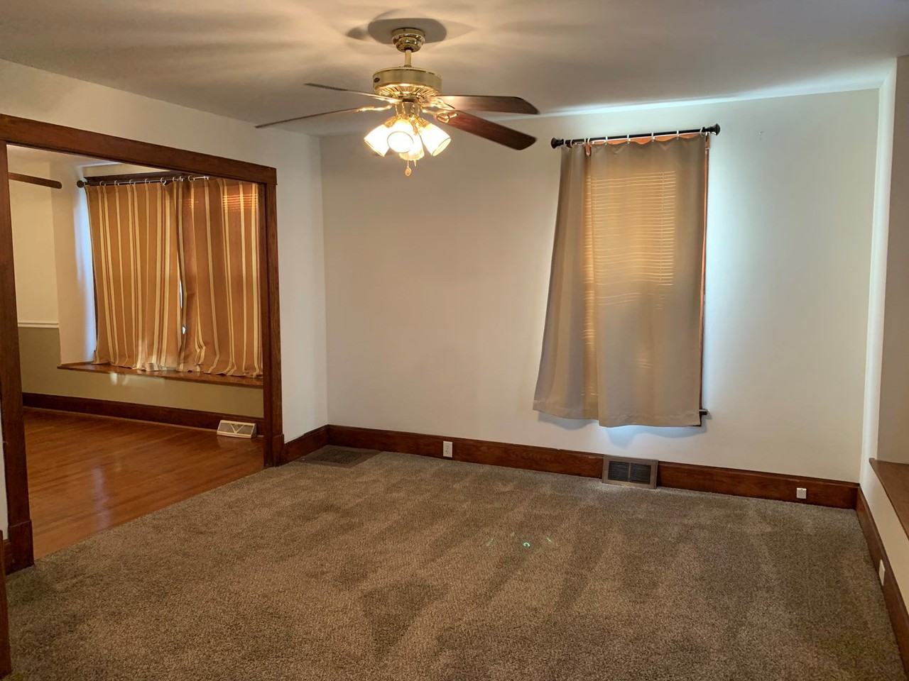 209 Oak St - Photo 3 of 11