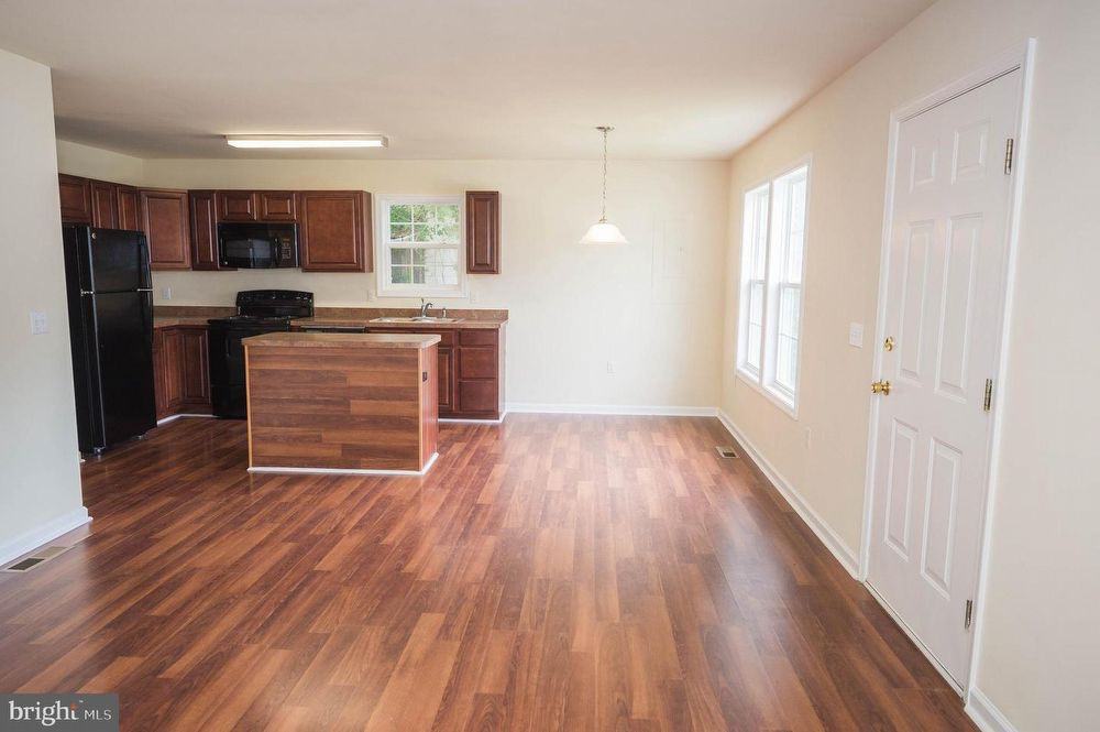 301 E Walnut St - Photo 3 of 42