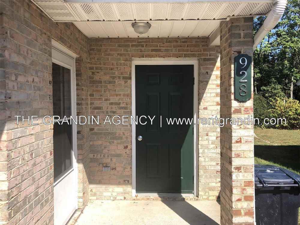 928 Kyle Ave Ne - Photo 3 of 33