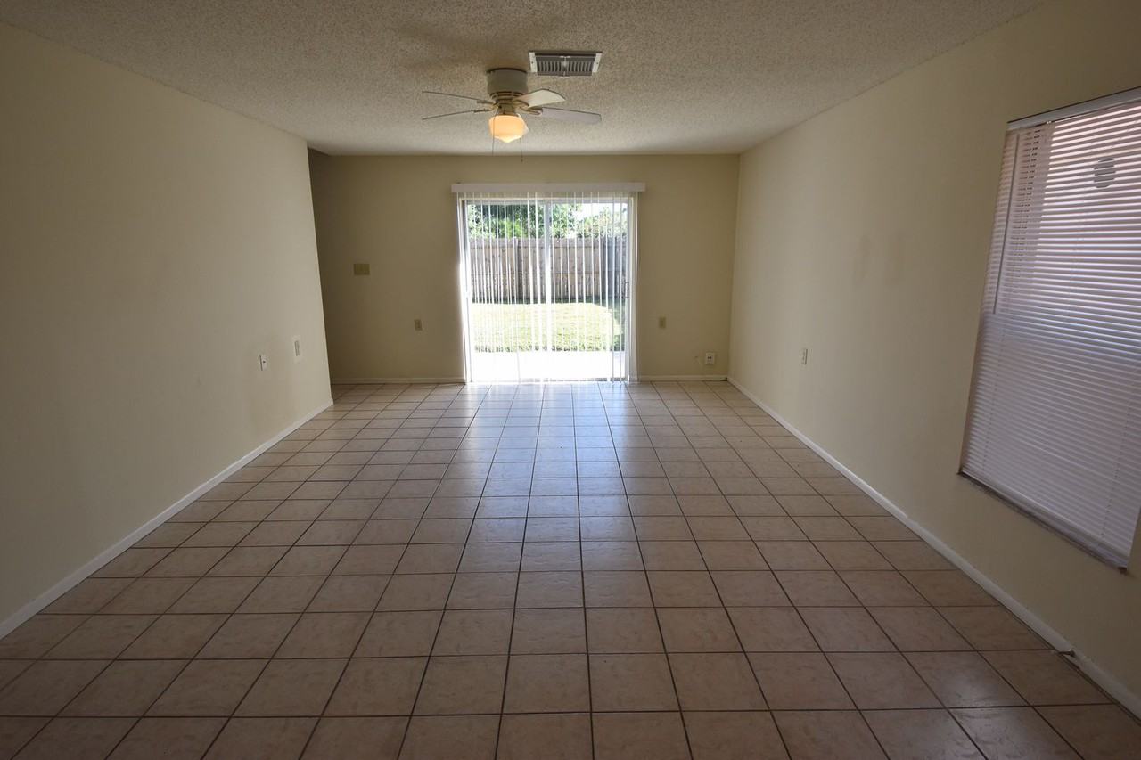 1049 Clovercrest Rd - Photo 2 of 14