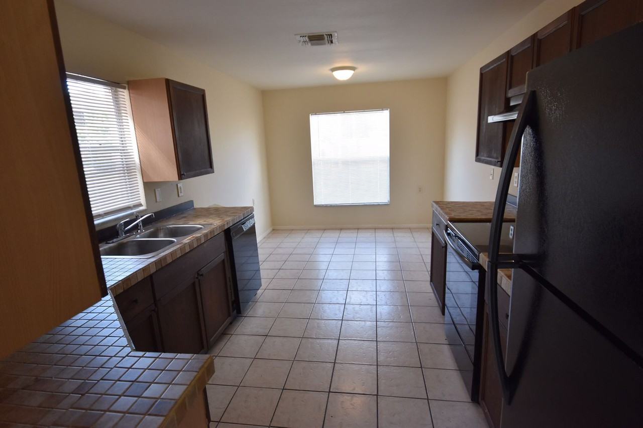 1049 Clovercrest Rd - Photo 3 of 14