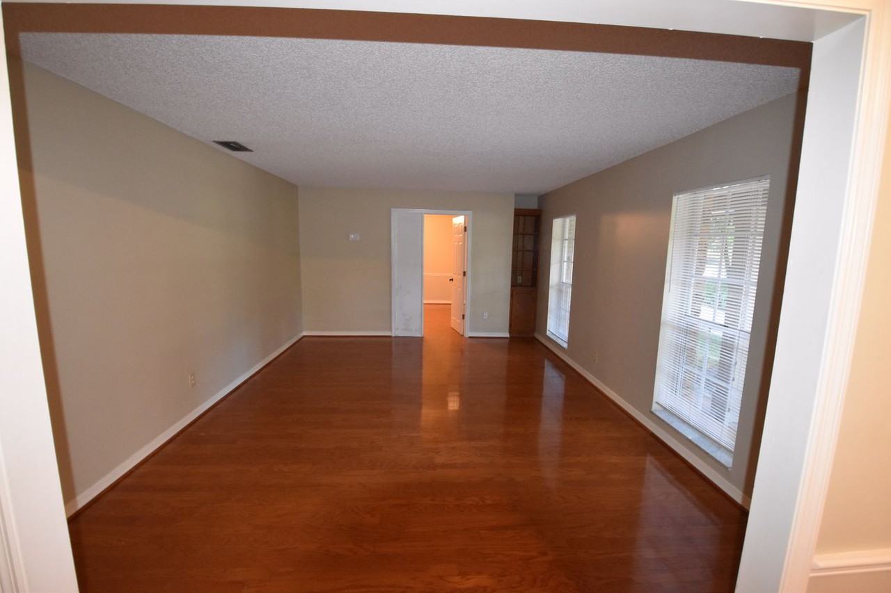 140 Sweet Bay Cir - Photo 2 of 14