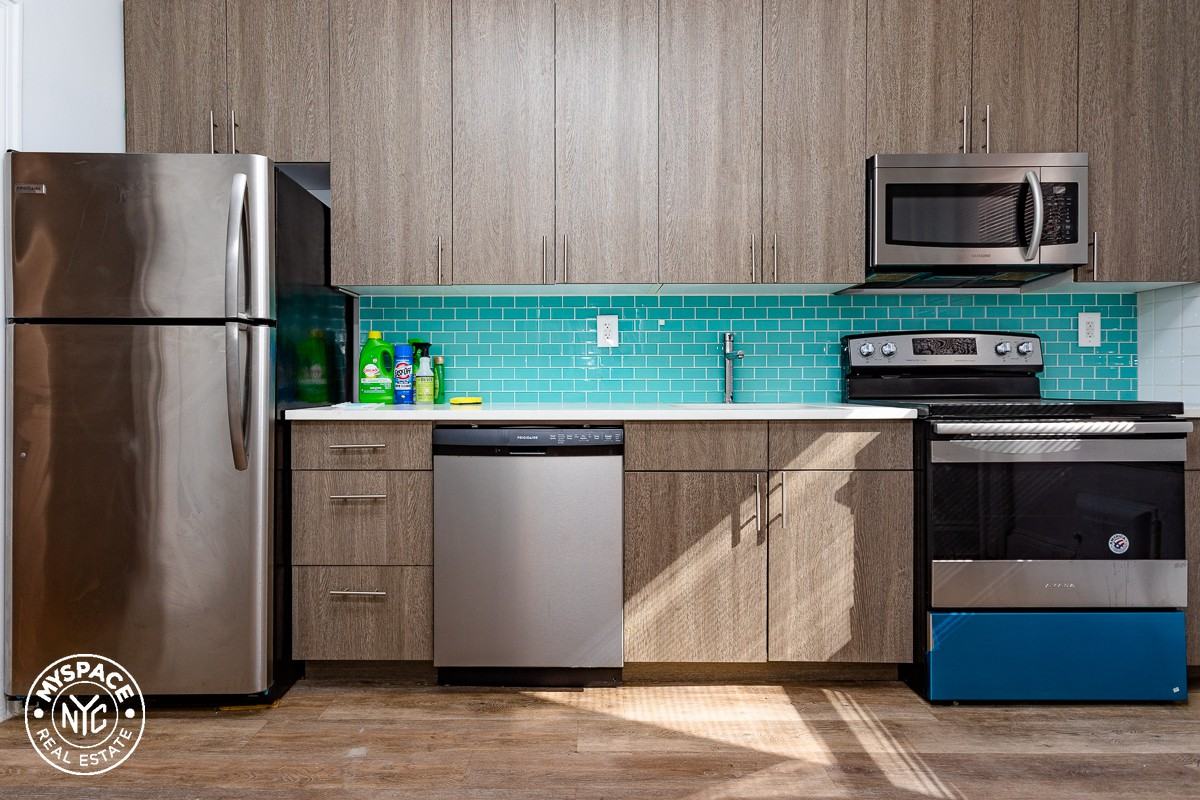 4121 41-21 Denman St #4 - Photo 3 of 15