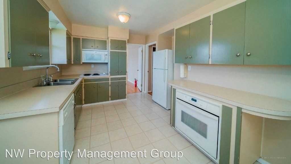 1701 Holbrook Avenue - Photo 3 of 11