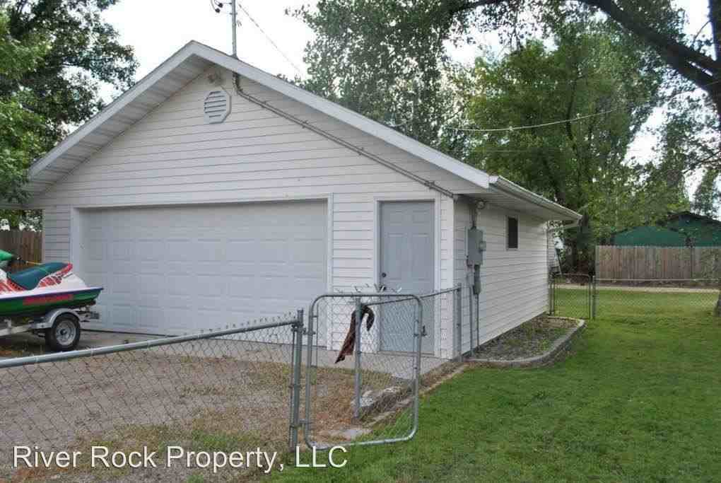 338 20th Street North - Photo 3 of 4