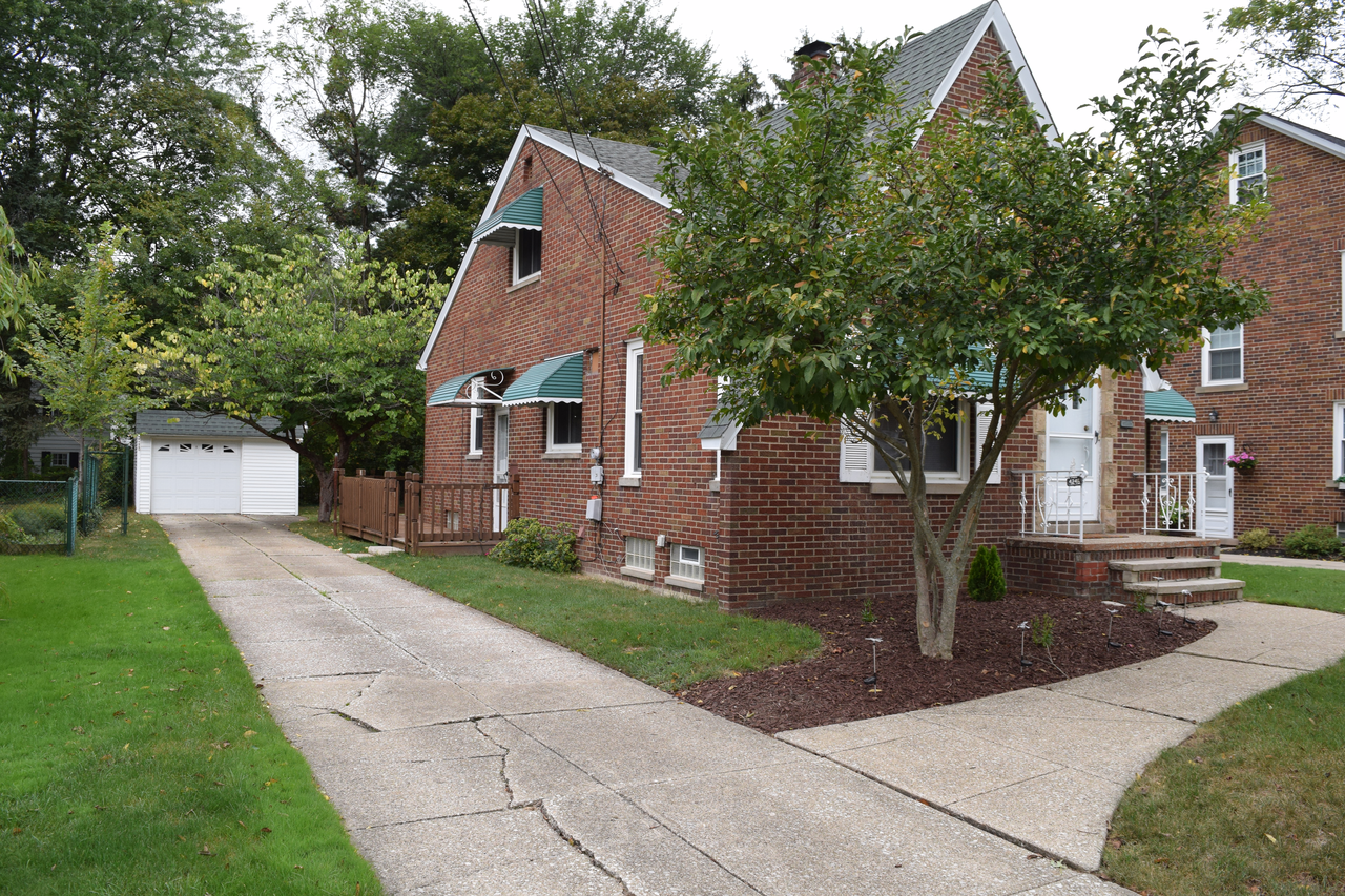 4246 W 196th St - Photo 2 of 20