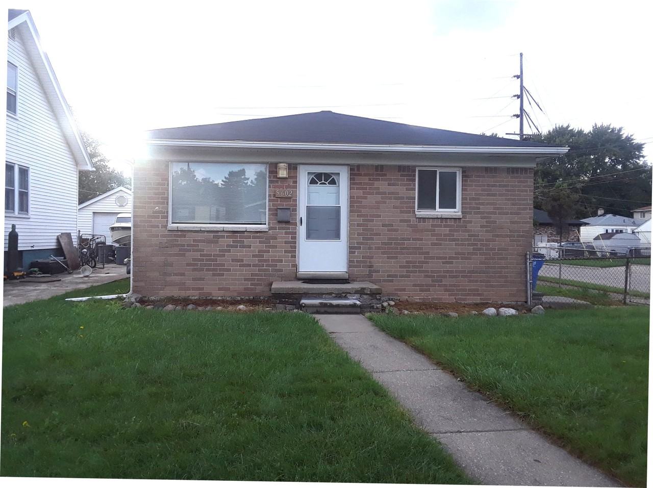 5602 Croissant St - Photo 2 of 34