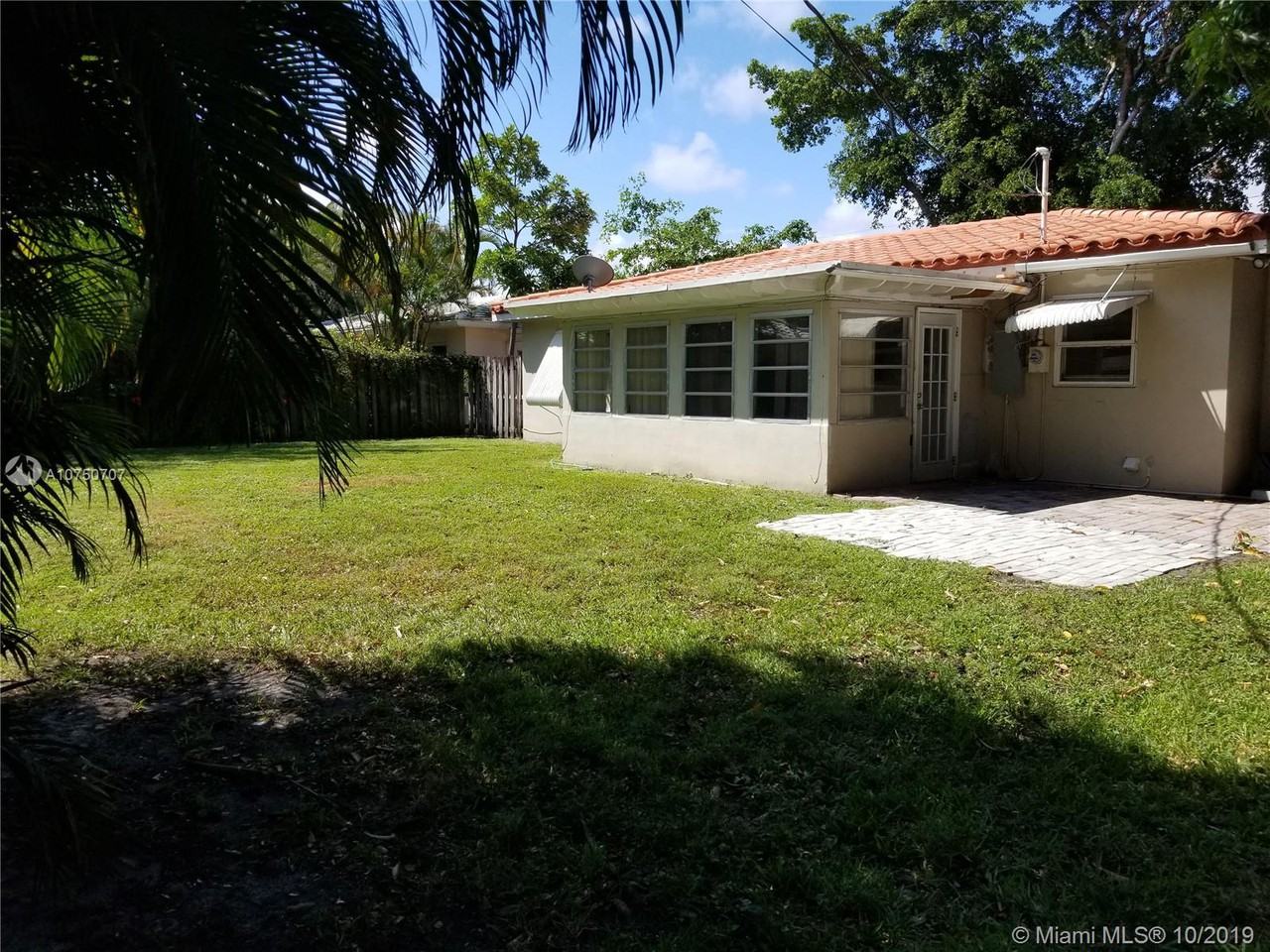 208 S Riverside Dr - Photo 2 of 22