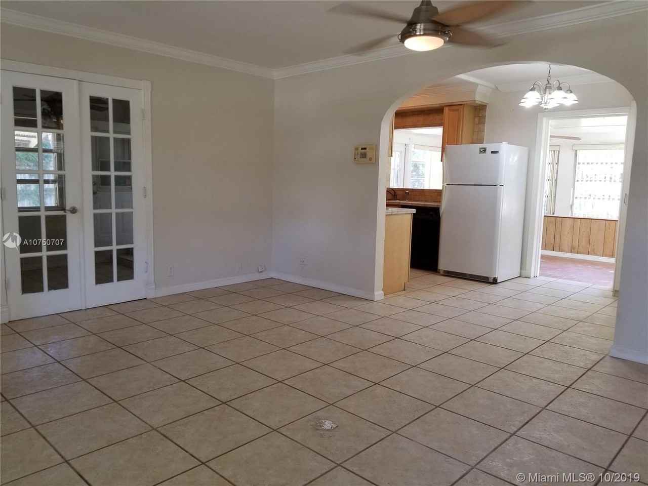 208 S Riverside Dr - Photo 3 of 22