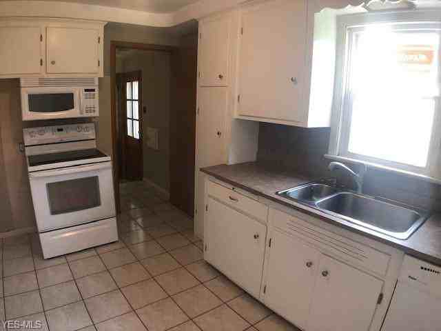 5166 Longton Rd - Photo 3 of 31