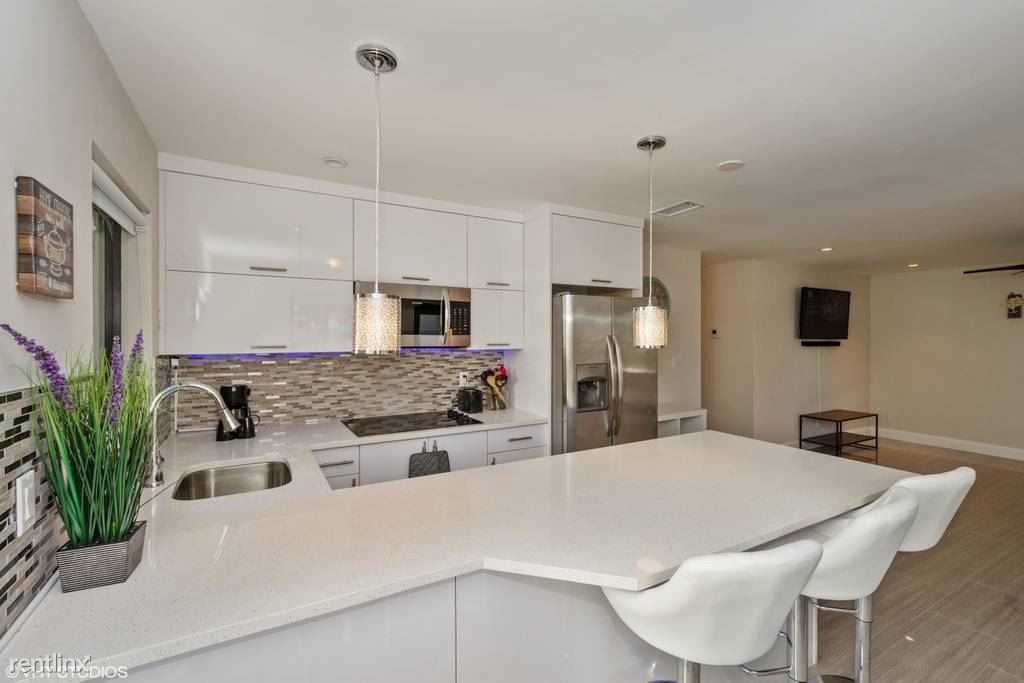 320 NE 15th Ave - Photo 2 of 4