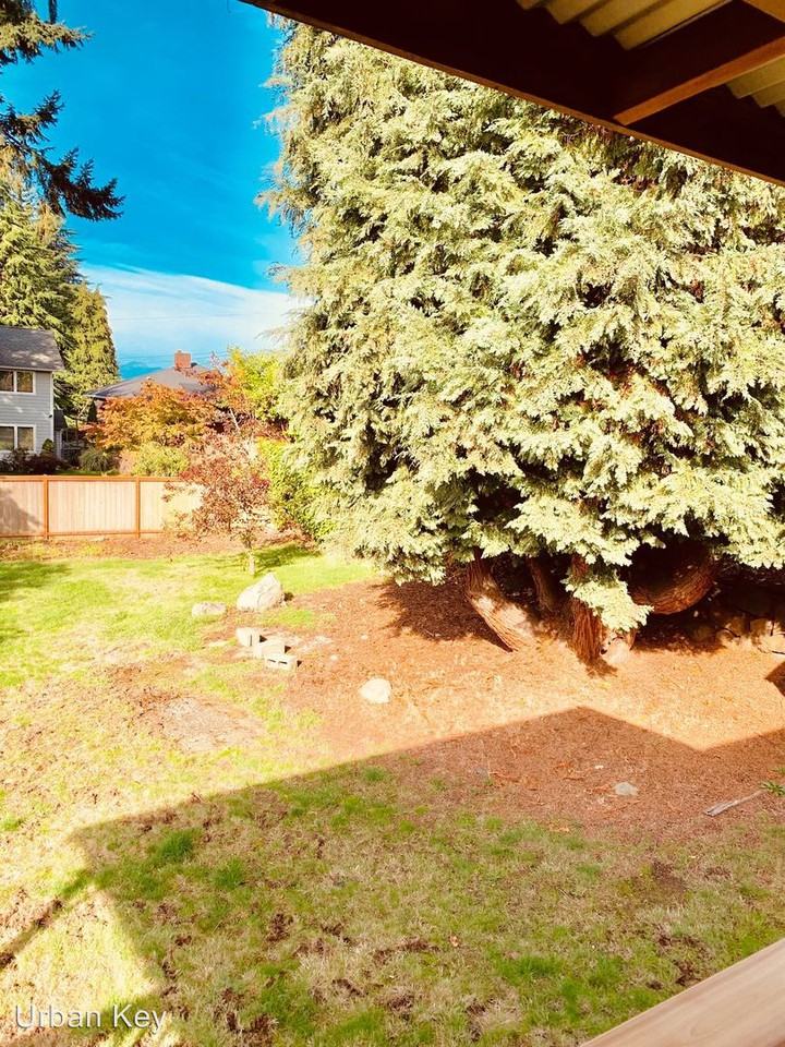 9047 37th Ave Sw - Photo 3 of 28