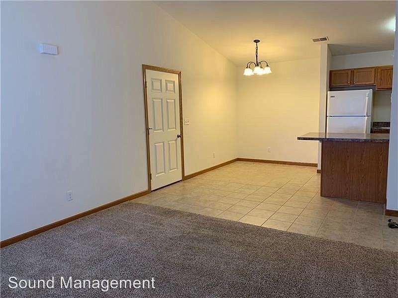 121 Arlington Dr - Photo 2 of 7