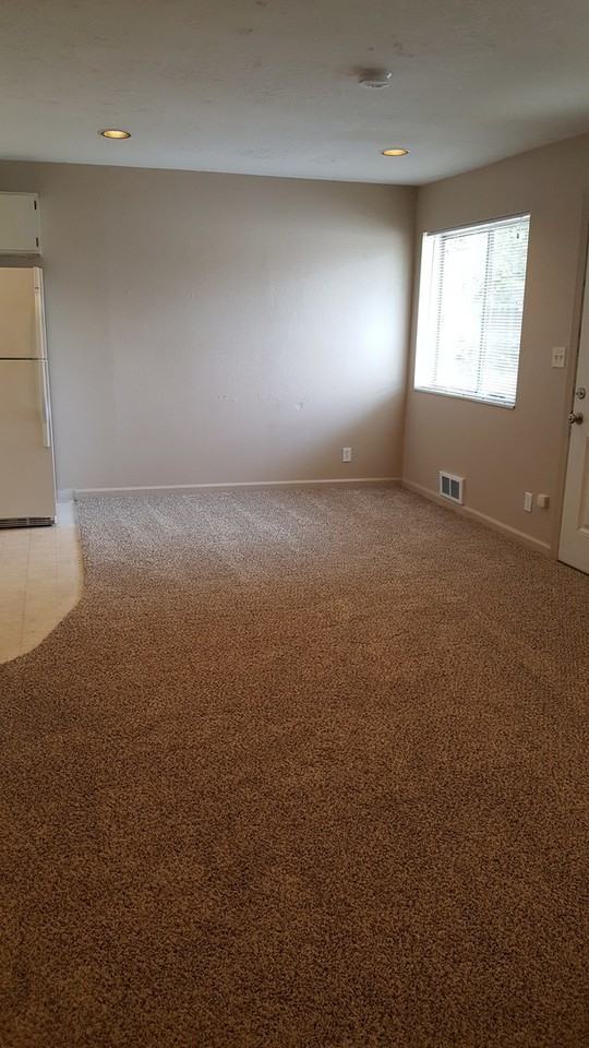 833 North Molalla Avenue - Photo 2 of 4