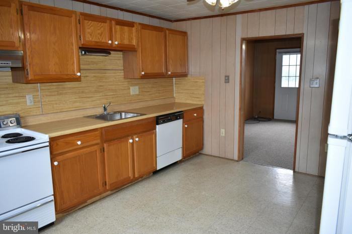 105 Spring Garden Street - Photo 3 of 12