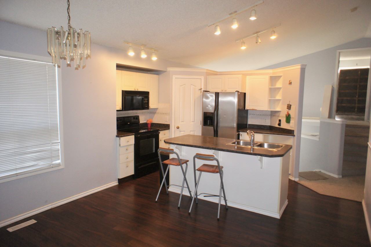 4136 37 Ave Nw - Photo 2 of 12