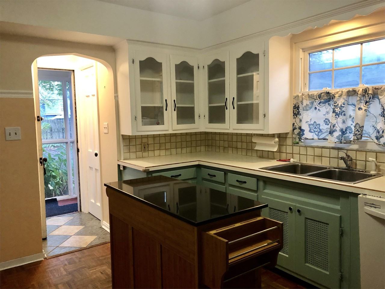 287 Castle Boulevard - Photo 3 of 9