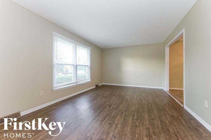 912 Southeast 5th Terrace - Photo 3 of 15