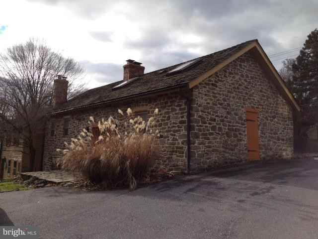 10105 Falls Road - Photo 2 of 45