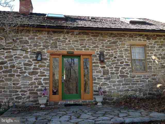 10105 Falls Road - Photo 3 of 45