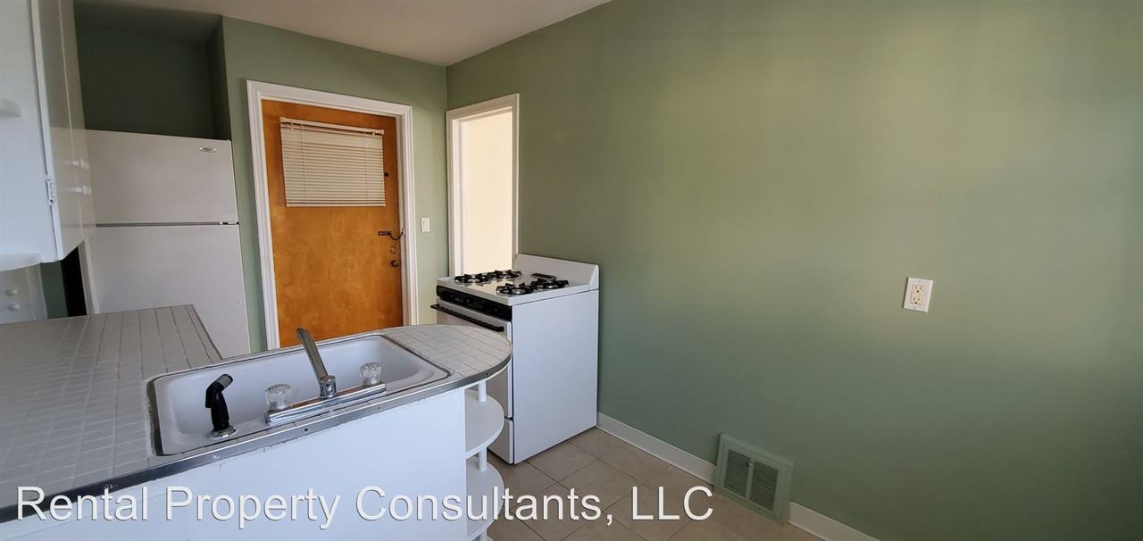 425 Lyon St. NE - Photo 3 of 7
