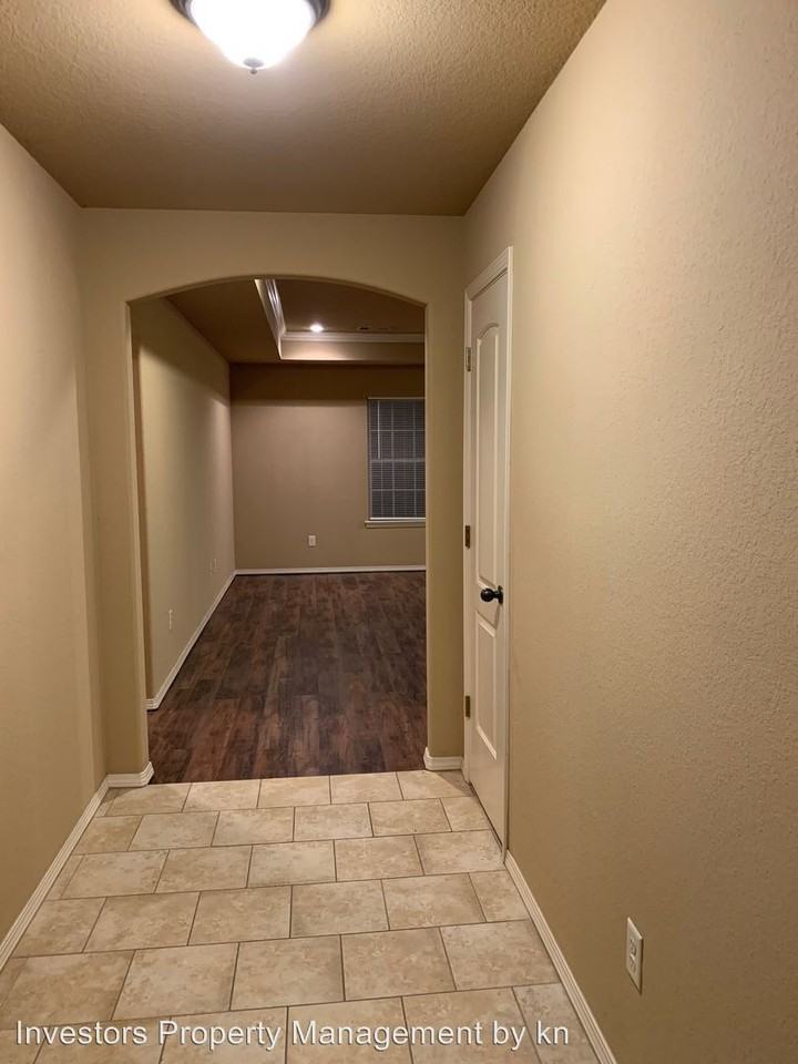 228 Pine St - Photo 3 of 28