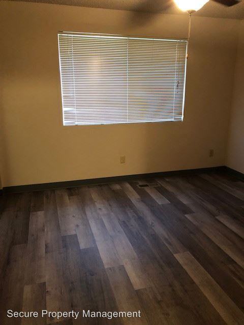 715 Mt Hood Ave - Photo 3 of 6