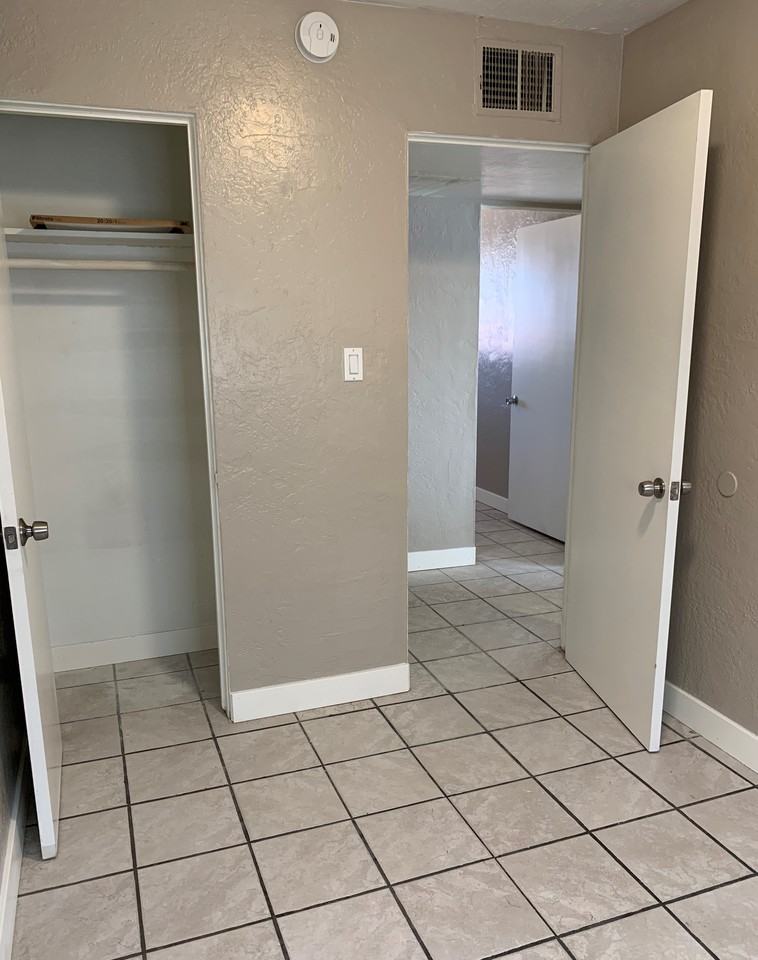 7532 N 21st Ave - Photo 3 of 9