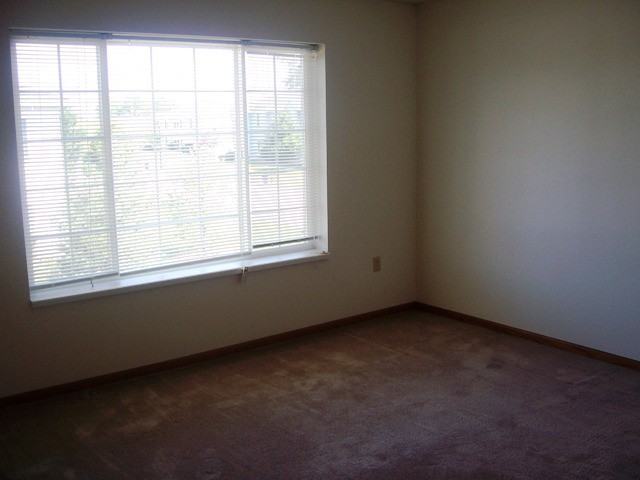 906 Fox Creek Dr - Photo 2 of 2