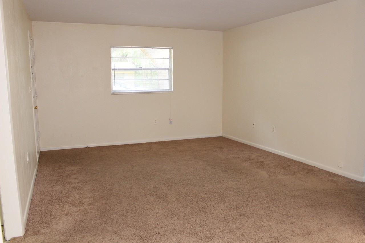 3105 Nw 9th St - Photo 2 of 9