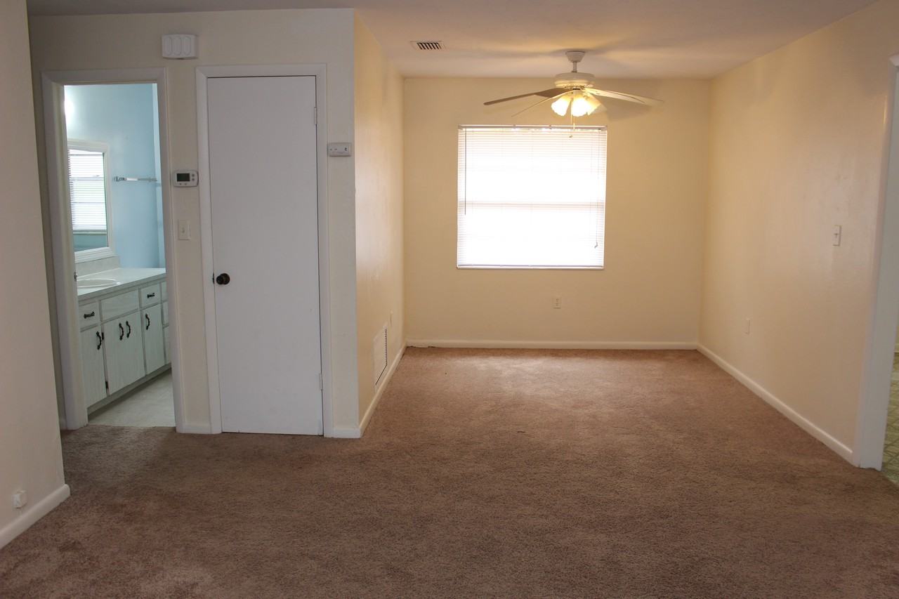 3105 Nw 9th St - Photo 3 of 9