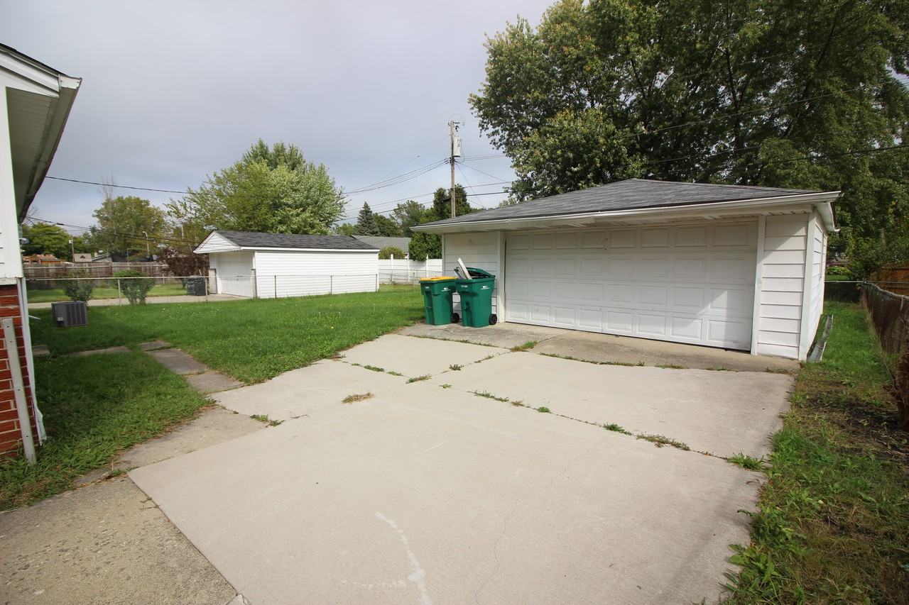 16265 Oakbrook St - Photo 2 of 17