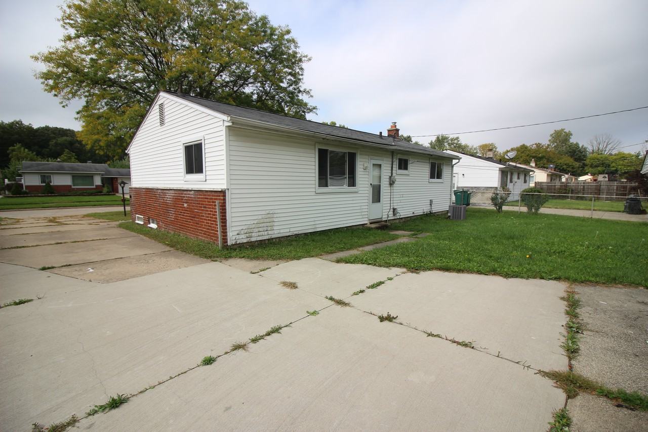 16265 Oakbrook St - Photo 3 of 17