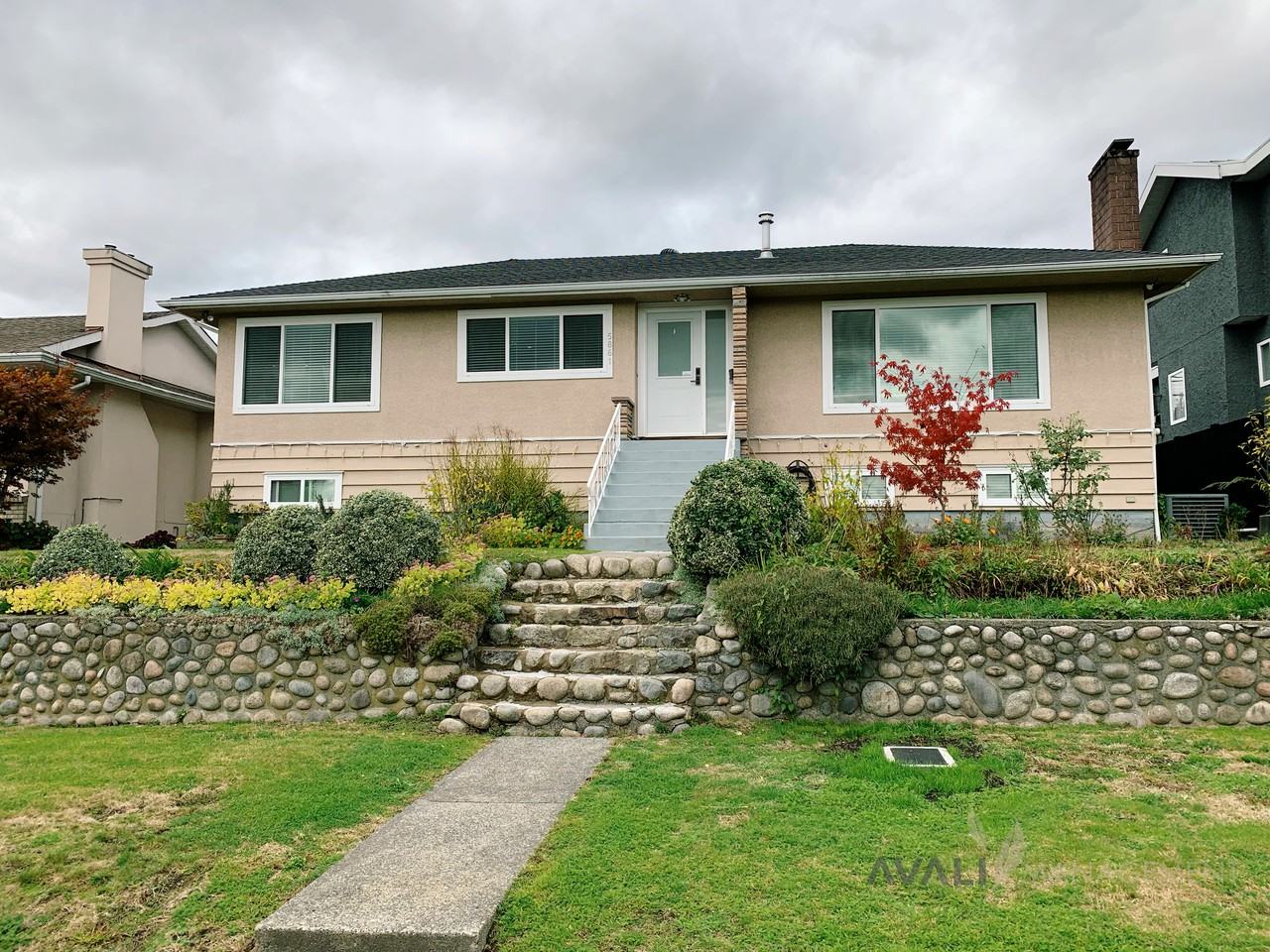 5861 Buchanan Street, Burnaby, BC V5B 2R9 3 Bedroom Apartment for