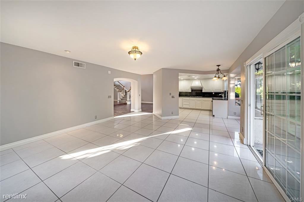 28111 Somerset - Photo 2 of 10