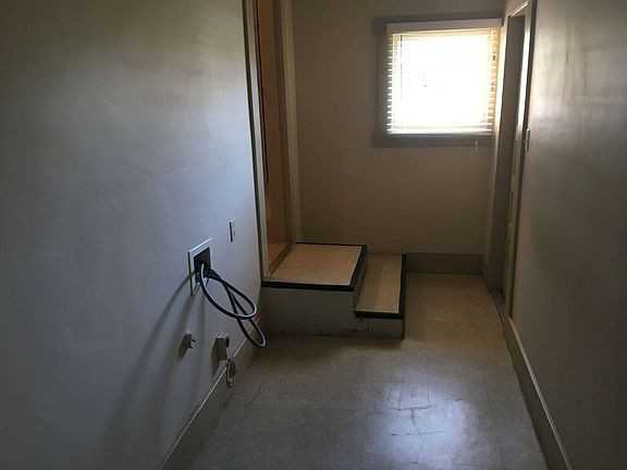 711 N Poplar Ave - Photo 3 of 15