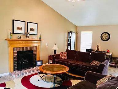 10130 Ravenwood Ct - Photo 3 of 6