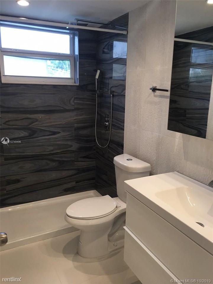 8509 Crespi Blvd - Photo 3 of 7