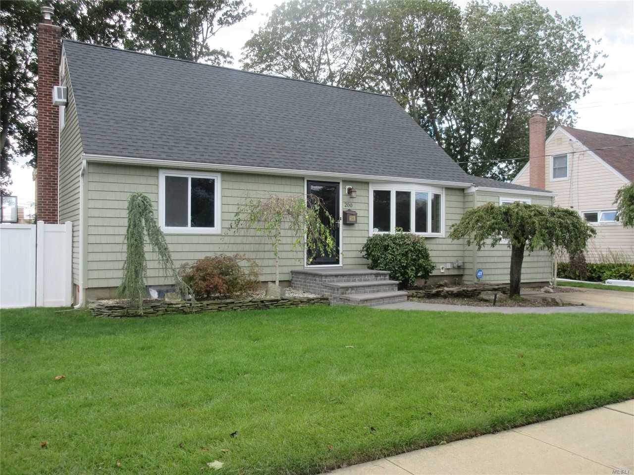 200 N Manhattan Ave - Photo 2 of 12