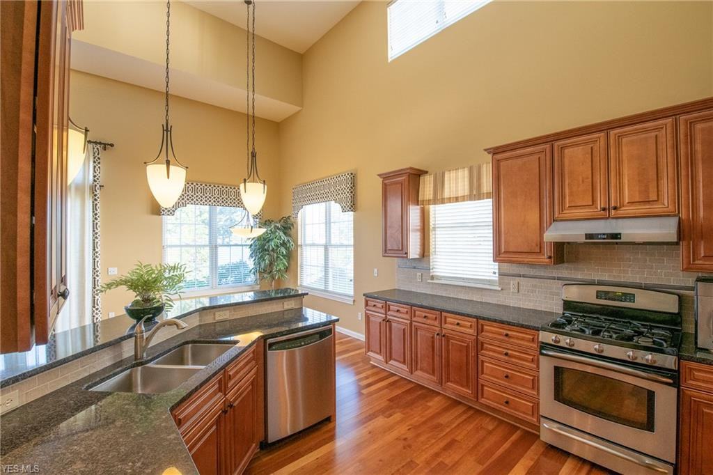 6075 North Pointe Dr - Photo 3 of 32