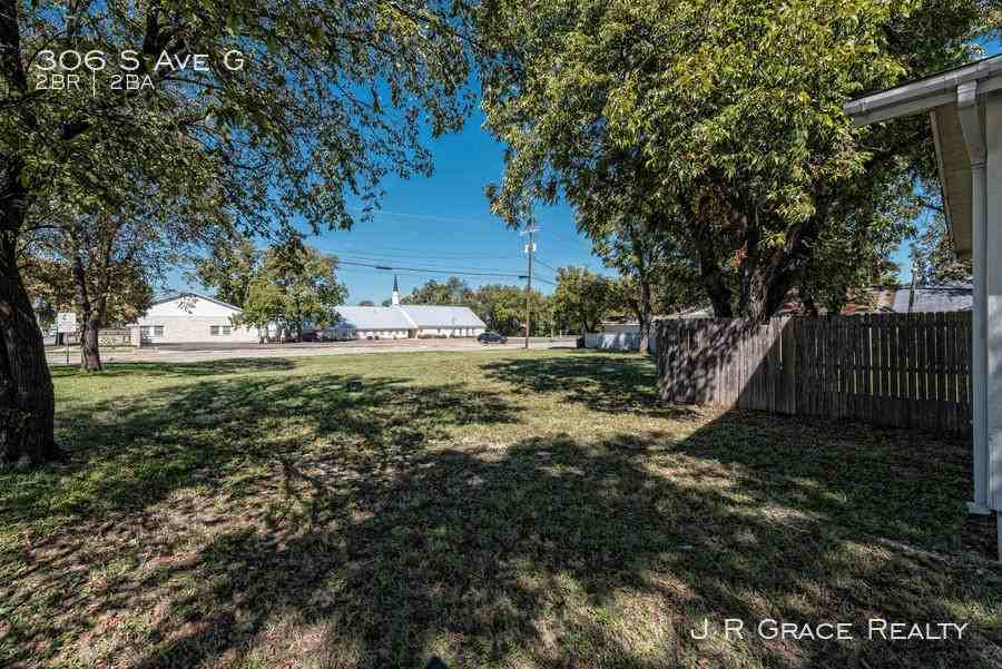 306 S Ave G - Photo 2 of 30