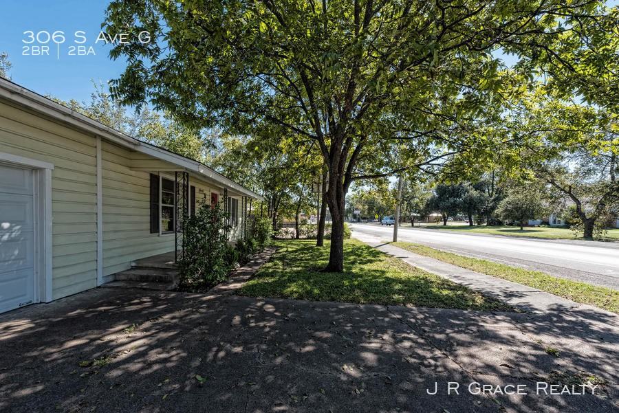 306 S Ave G - Photo 3 of 30